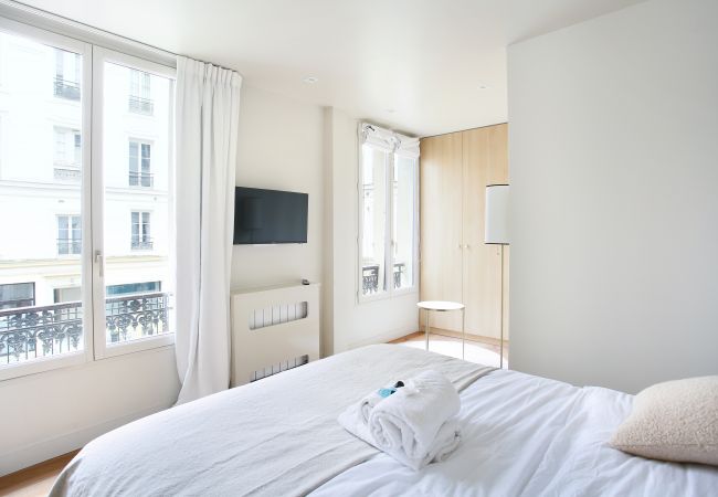 Apartment in Paris - HAUTEVILLE 1