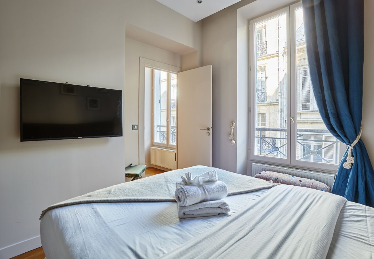 Apartment in Paris - JEAN MERMOZ