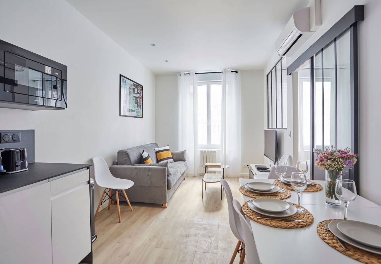 Apartment in Paris - ABOUKIR 110 2 3P